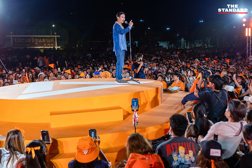 พิธา ลิ้มเจริญรัตน์ และ วีระยุทธ กาญจน์ชูฉัตร พร้อมแกนนำพรรคประชาชนบนเวทีปราศรัยใหญ่ที่เชียงใหม่ก่อนการเลือกตั้ง 7