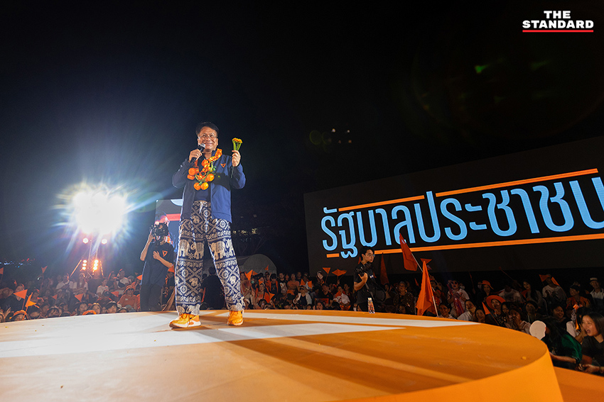 พิธา ลิ้มเจริญรัตน์ และ วีระยุทธ กาญจน์ชูฉัตร พร้อมแกนนำพรรคประชาชนบนเวทีปราศรัยใหญ่ที่เชียงใหม่ก่อนการเลือกตั้ง 8