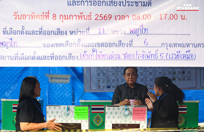 พลเอกประยุทธ์ จันทร์โอชา ขณะใช้สิทธิ์เลือกตั้งและออกเสียงประชามติ ที่หน่วยเลือกตั้งเขตพญาไท กรุงเทพมหานคร 2