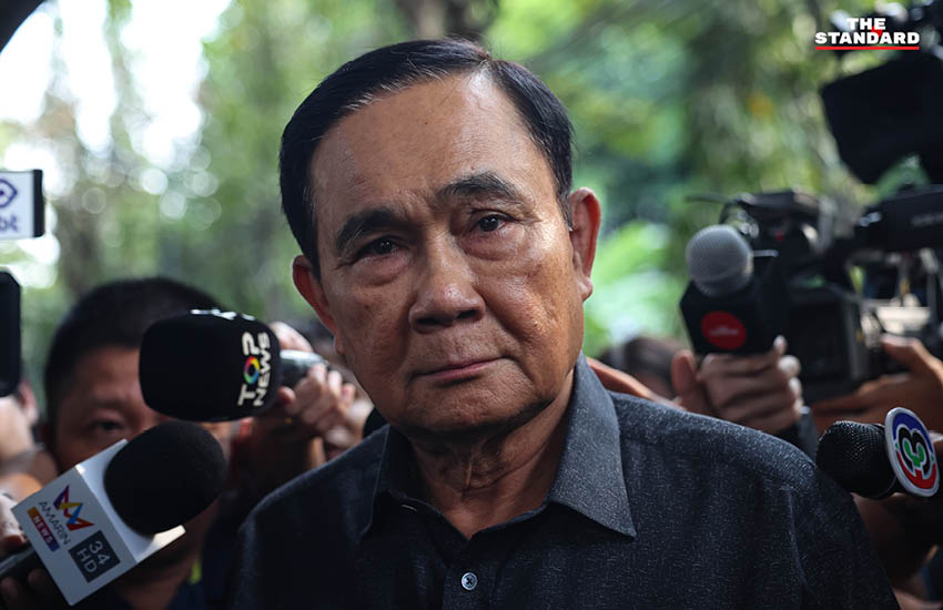 พลเอกประยุทธ์ จันทร์โอชา ขณะใช้สิทธิ์เลือกตั้งและออกเสียงประชามติ ที่หน่วยเลือกตั้งเขตพญาไท กรุงเทพมหานคร 3