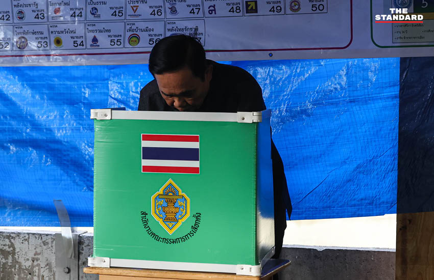 พลเอกประยุทธ์ จันทร์โอชา ขณะใช้สิทธิ์เลือกตั้งและออกเสียงประชามติ ที่หน่วยเลือกตั้งเขตพญาไท กรุงเทพมหานคร 4