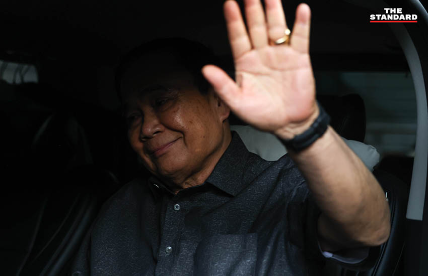 พลเอกประยุทธ์ จันทร์โอชา ขณะใช้สิทธิ์เลือกตั้งและออกเสียงประชามติ ที่หน่วยเลือกตั้งเขตพญาไท กรุงเทพมหานคร 7