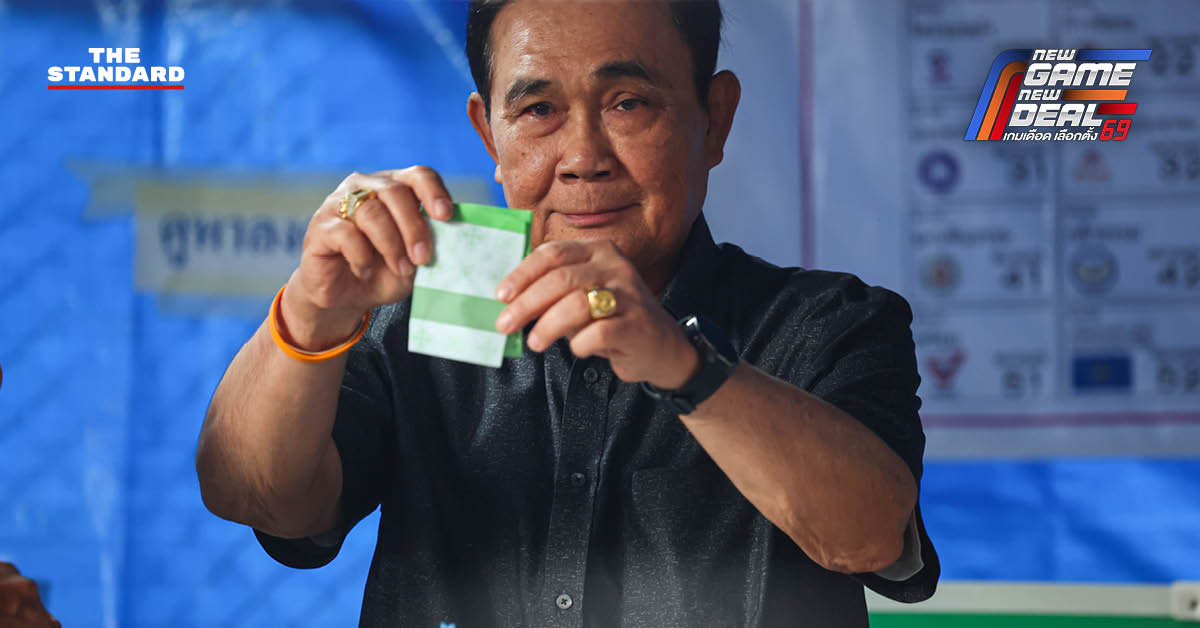 พลเอกประยุทธ์ จันทร์โอชา ขณะใช้สิทธิ์เลือกตั้งและออกเสียงประชามติ ที่หน่วยเลือกตั้งเขตพญาไท กรุงเทพมหานคร