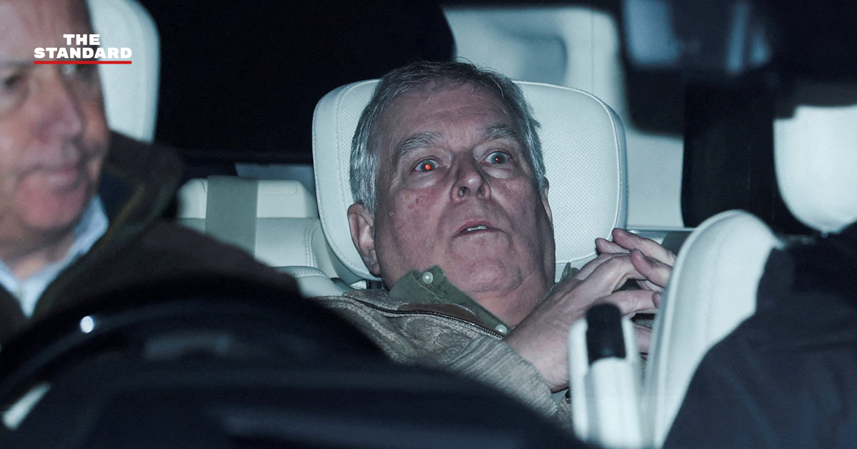 เจ้าชายแอนดรูว์ ขณะออกจากสถานีตำรวจหลังถูกปล่อยตัว ในคดีปล่อยเอกสารลับเอปสตีน