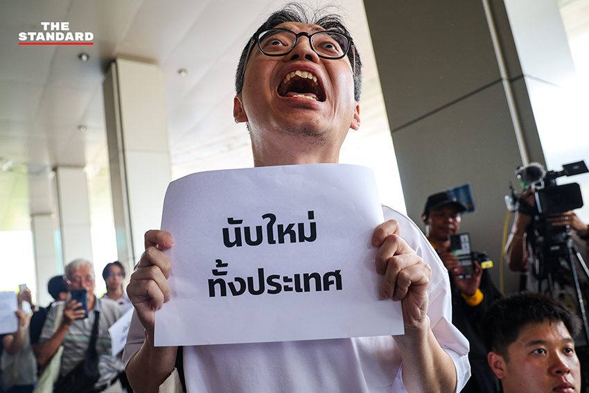 กลุ่มตัวแทนภาคประชาชนยื่นหนังสือเรียกร้อง 5 ข้อต่อคณะกรรมการการเลือกตั้ง (กกต.) ที่ศูนย์ราชการฯ แจ้งวัฒนะ 1