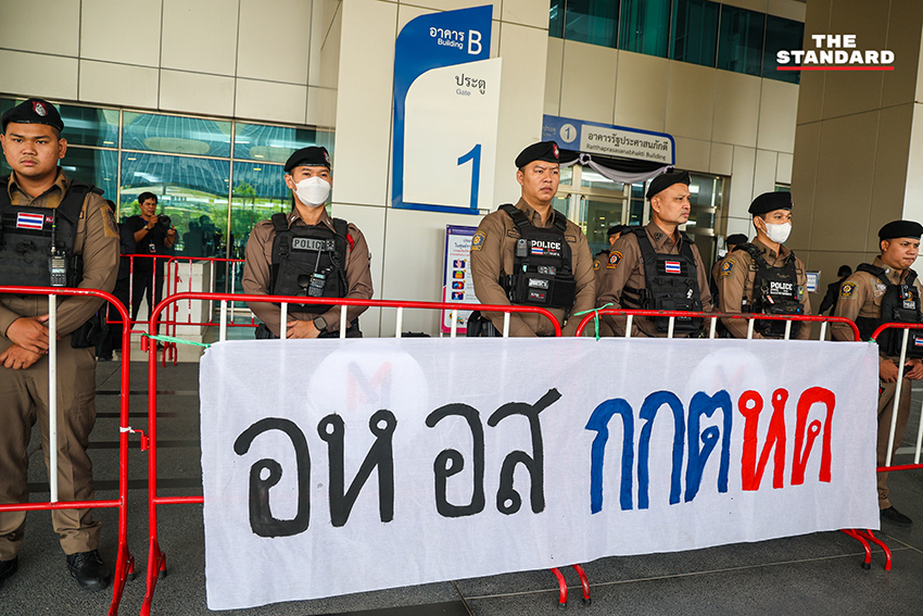 กลุ่มตัวแทนภาคประชาชนยื่นหนังสือเรียกร้อง 5 ข้อต่อคณะกรรมการการเลือกตั้ง (กกต.) ที่ศูนย์ราชการฯ แจ้งวัฒนะ 14