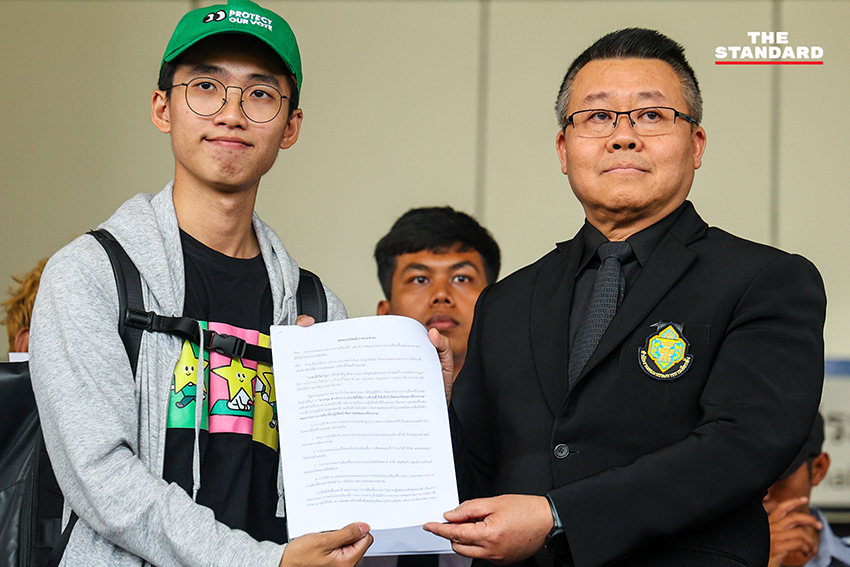 กลุ่มตัวแทนภาคประชาชนยื่นหนังสือเรียกร้อง 5 ข้อต่อคณะกรรมการการเลือกตั้ง (กกต.) ที่ศูนย์ราชการฯ แจ้งวัฒนะ 6