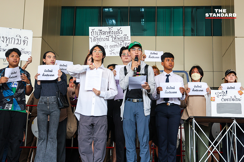 กลุ่มตัวแทนภาคประชาชนยื่นหนังสือเรียกร้อง 5 ข้อต่อคณะกรรมการการเลือกตั้ง (กกต.) ที่ศูนย์ราชการฯ แจ้งวัฒนะ 8