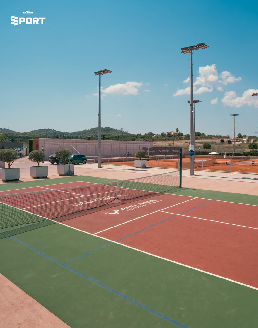 ภาพนักเทนนิสกำลังฝึกซ้อมในคอร์ตของ Rafael Nadal Academy ซึ่งจะมาจัดแคมป์ที่พัทยาและภูเก็ต ประเทศไทย 3