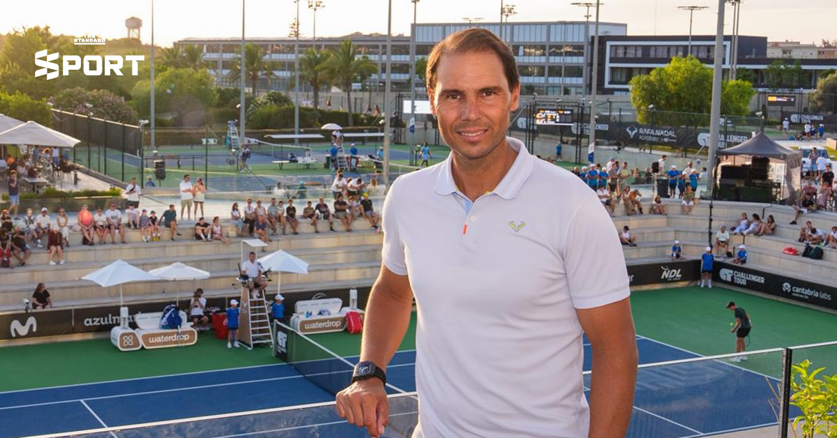 ภาพนักเทนนิสกำลังฝึกซ้อมในคอร์ตของ Rafael Nadal Academy ซึ่งจะมาจัดแคมป์ที่พัทยาและภูเก็ต ประเทศไทย