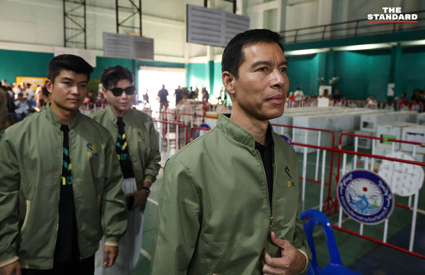 เจษฎ์ โทณะวณิก แคนดิเดตนายกรัฐมนตรีพรรครักชาติ พร้อมผู้สมัคร สส. ลงพื้นที่สนามแบดมินตันเทศบาลเมืองชลบุรี จังหวัดชลบุรี 3