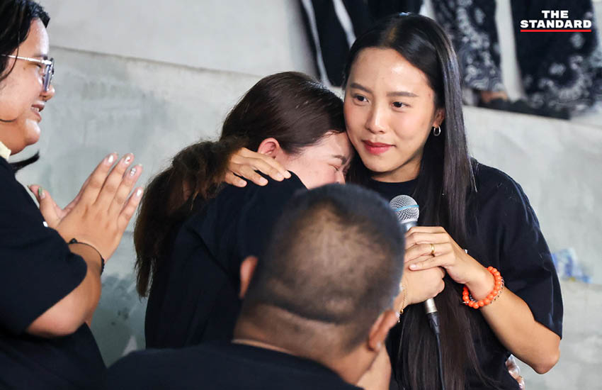 รักชนก ศรีนอก และ สหัสวัต คุ้มคง ว่าที่ สส.พรรคประชาชน ร่วมปักหลักกับชาวบ้านเฝ้าหีบเลือกตั้งที่ ชลบุรี เขต 1 1