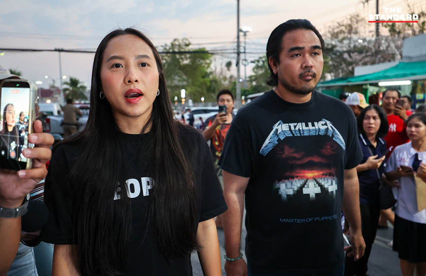 รักชนก ศรีนอก และ สหัสวัต คุ้มคง ว่าที่ สส.พรรคประชาชน ร่วมปักหลักกับชาวบ้านเฝ้าหีบเลือกตั้งที่ ชลบุรี เขต 1 11