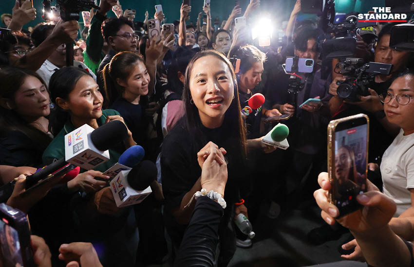 รักชนก ศรีนอก และ สหัสวัต คุ้มคง ว่าที่ สส.พรรคประชาชน ร่วมปักหลักกับชาวบ้านเฝ้าหีบเลือกตั้งที่ ชลบุรี เขต 1 2