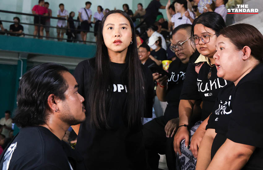 รักชนก ศรีนอก และ สหัสวัต คุ้มคง ว่าที่ สส.พรรคประชาชน ร่วมปักหลักกับชาวบ้านเฝ้าหีบเลือกตั้งที่ ชลบุรี เขต 1 3