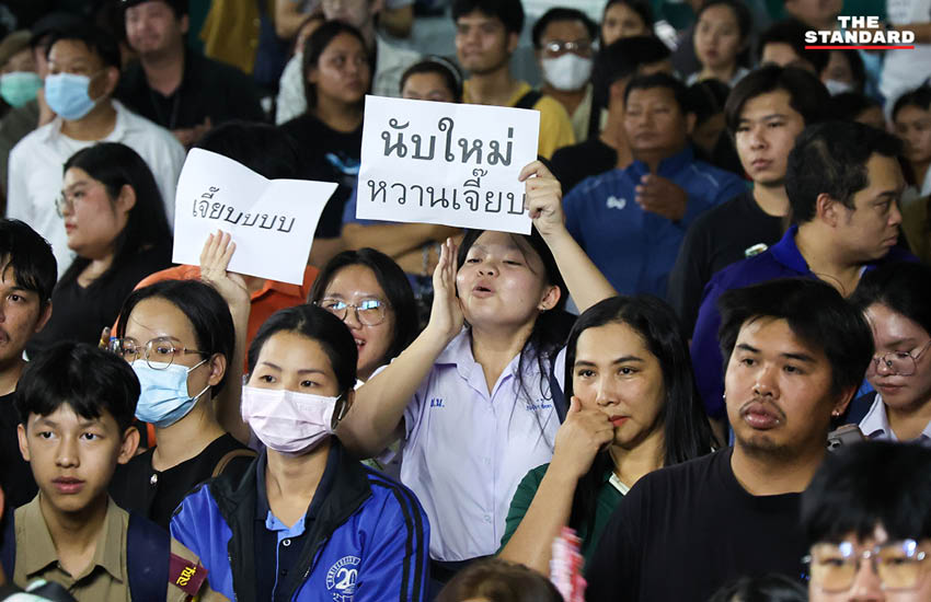 รักชนก ศรีนอก และ สหัสวัต คุ้มคง ว่าที่ สส.พรรคประชาชน ร่วมปักหลักกับชาวบ้านเฝ้าหีบเลือกตั้งที่ ชลบุรี เขต 1 4