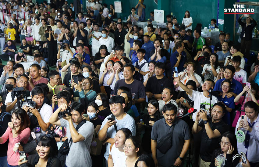 รักชนก ศรีนอก และ สหัสวัต คุ้มคง ว่าที่ สส.พรรคประชาชน ร่วมปักหลักกับชาวบ้านเฝ้าหีบเลือกตั้งที่ ชลบุรี เขต 1 7