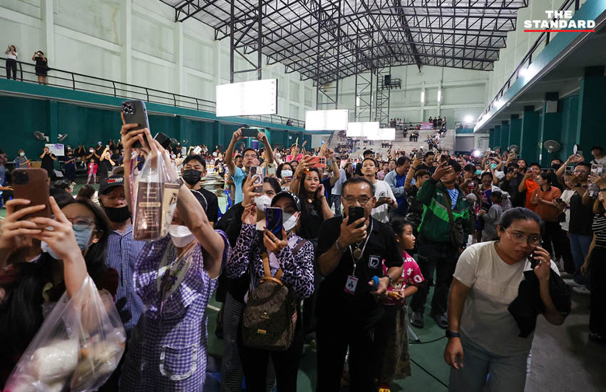 รักชนก ศรีนอก และ สหัสวัต คุ้มคง ว่าที่ สส.พรรคประชาชน ร่วมปักหลักกับชาวบ้านเฝ้าหีบเลือกตั้งที่ ชลบุรี เขต 1 8