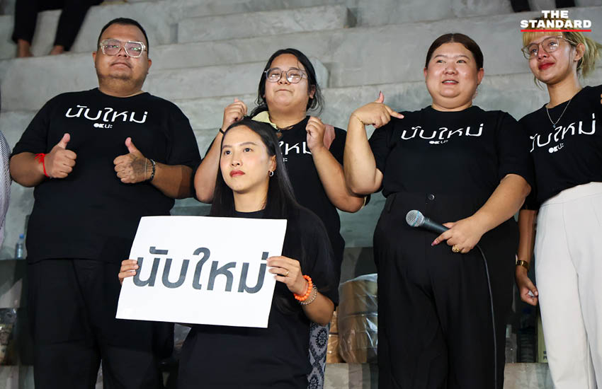 รักชนก ศรีนอก และ สหัสวัต คุ้มคง ว่าที่ สส.พรรคประชาชน ร่วมปักหลักกับชาวบ้านเฝ้าหีบเลือกตั้งที่ ชลบุรี เขต 1 9