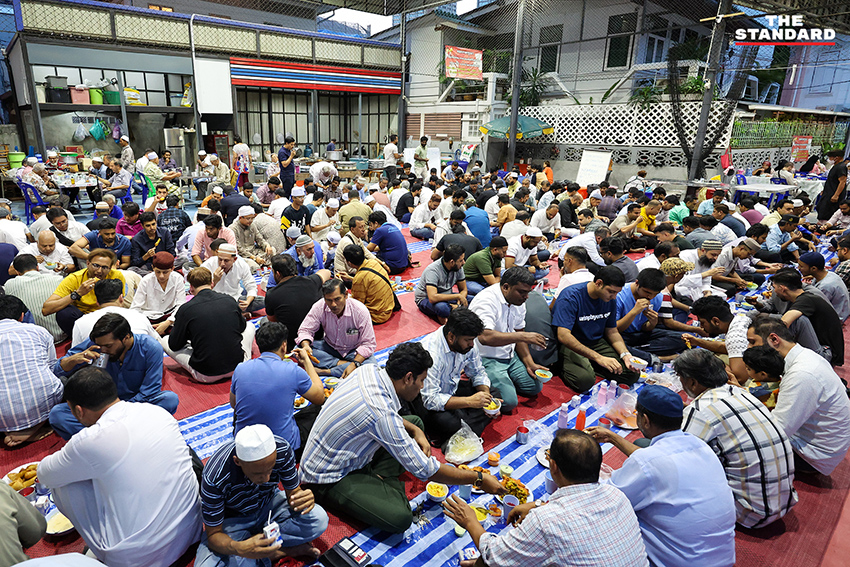 ภาพบรรยากาศวันแรกของการถือศีลอดเดือนรอมฎอน 2569 ที่ มัสยิดฮารูณ ย่านบางรัก 4