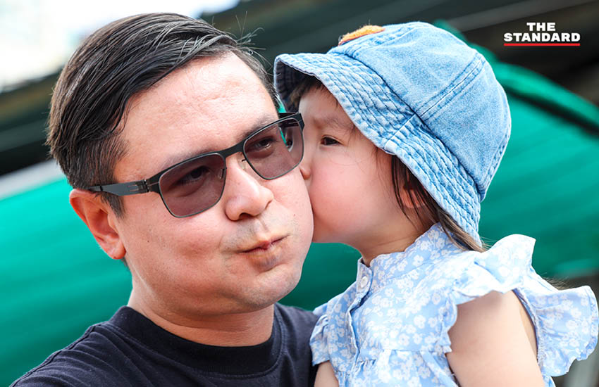 รังสิมันต์ โรม พร้อมภรรยาและบุตรสาว ใช้สิทธิเลือกตั้งที่หน่วยเลือกตั้งเขตบางบอน 2