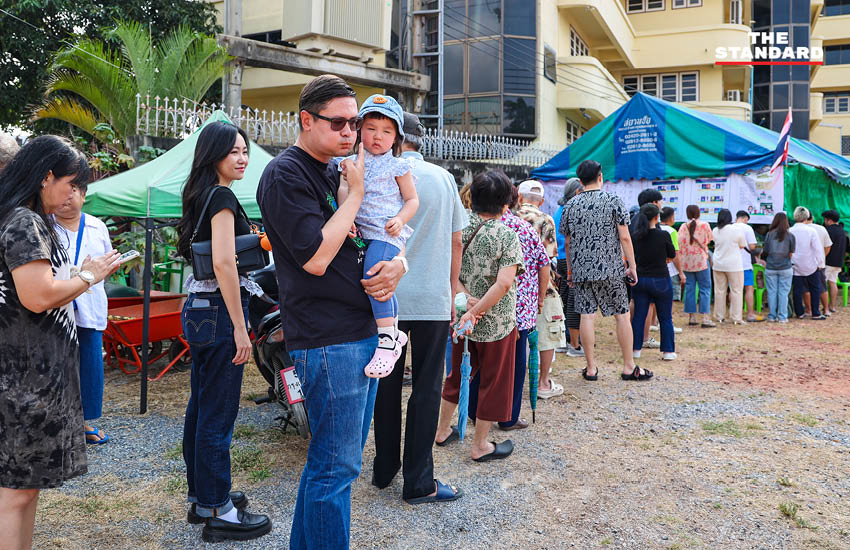 รังสิมันต์ โรม พร้อมภรรยาและบุตรสาว ใช้สิทธิเลือกตั้งที่หน่วยเลือกตั้งเขตบางบอน 3