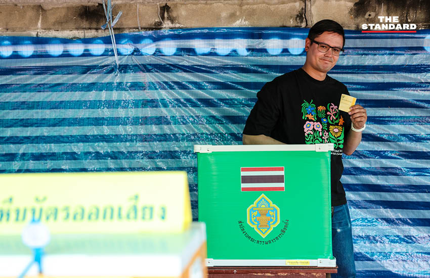 รังสิมันต์ โรม พร้อมภรรยาและบุตรสาว ใช้สิทธิเลือกตั้งที่หน่วยเลือกตั้งเขตบางบอน 4