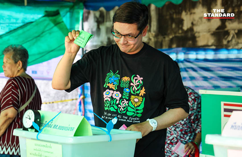 รังสิมันต์ โรม พร้อมภรรยาและบุตรสาว ใช้สิทธิเลือกตั้งที่หน่วยเลือกตั้งเขตบางบอน 5