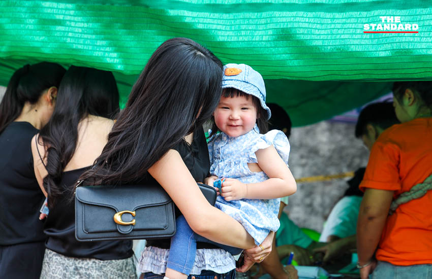 รังสิมันต์ โรม พร้อมภรรยาและบุตรสาว ใช้สิทธิเลือกตั้งที่หน่วยเลือกตั้งเขตบางบอน 6