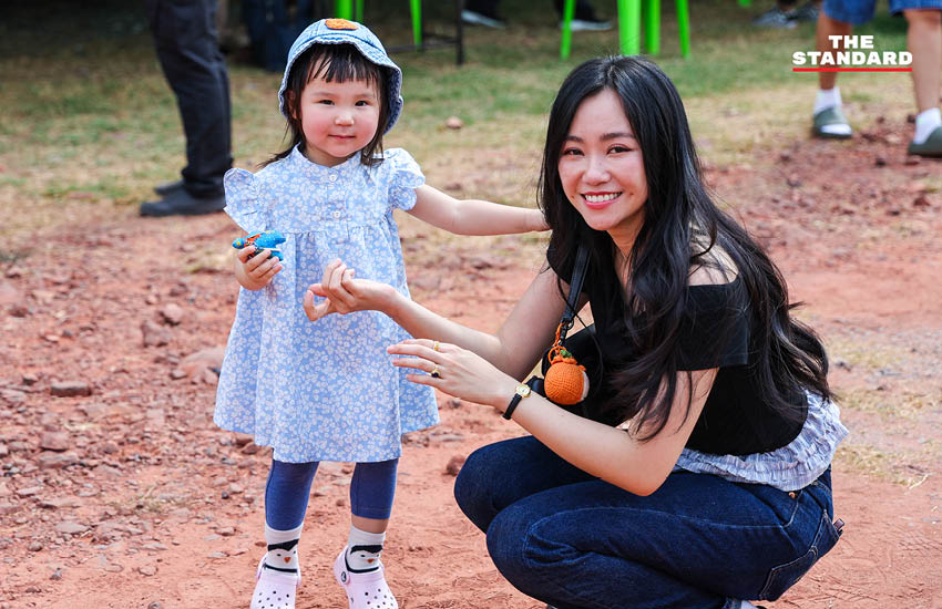 รังสิมันต์ โรม พร้อมภรรยาและบุตรสาว ใช้สิทธิเลือกตั้งที่หน่วยเลือกตั้งเขตบางบอน 7