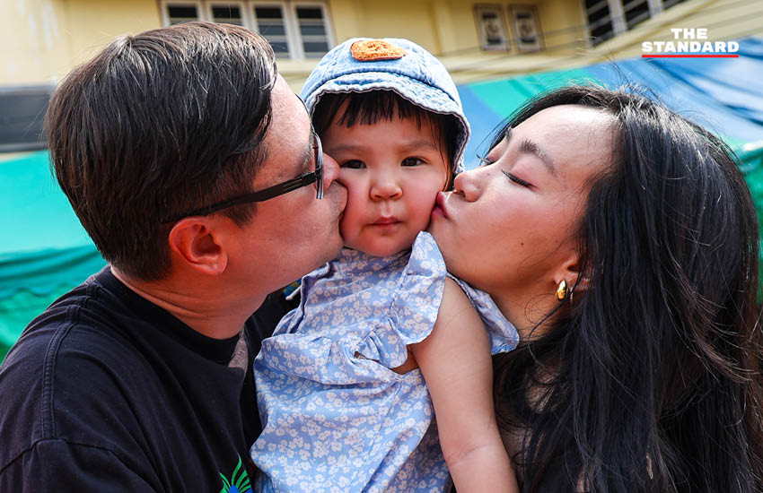 รังสิมันต์ โรม พร้อมภรรยาและบุตรสาว ใช้สิทธิเลือกตั้งที่หน่วยเลือกตั้งเขตบางบอน 8