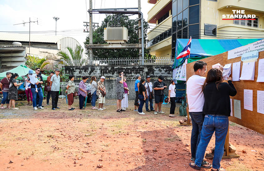 รังสิมันต์ โรม พร้อมภรรยาและบุตรสาว ใช้สิทธิเลือกตั้งที่หน่วยเลือกตั้งเขตบางบอน 9