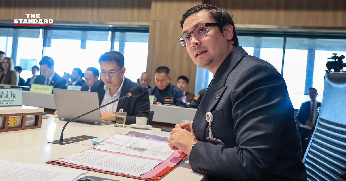 รังสิมันต์ โรม ระหว่างเดินทางเข้า ศาลอาญา เพื่อต่อสู้คดีหมิ่นประมาท