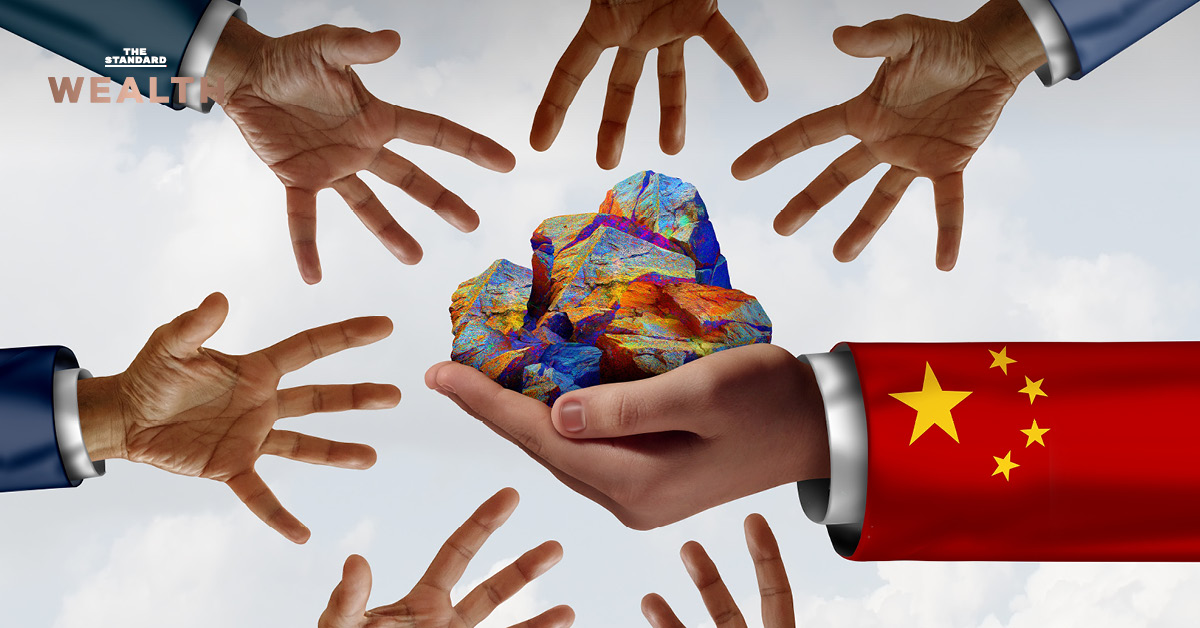 ภาพประกอบแร่หายากและอุปกรณ์อิเล็กทรอนิกส์ แสดงถึงวัตถุดิบสำคัญในอุตสาหกรรม EV และการแพทย์