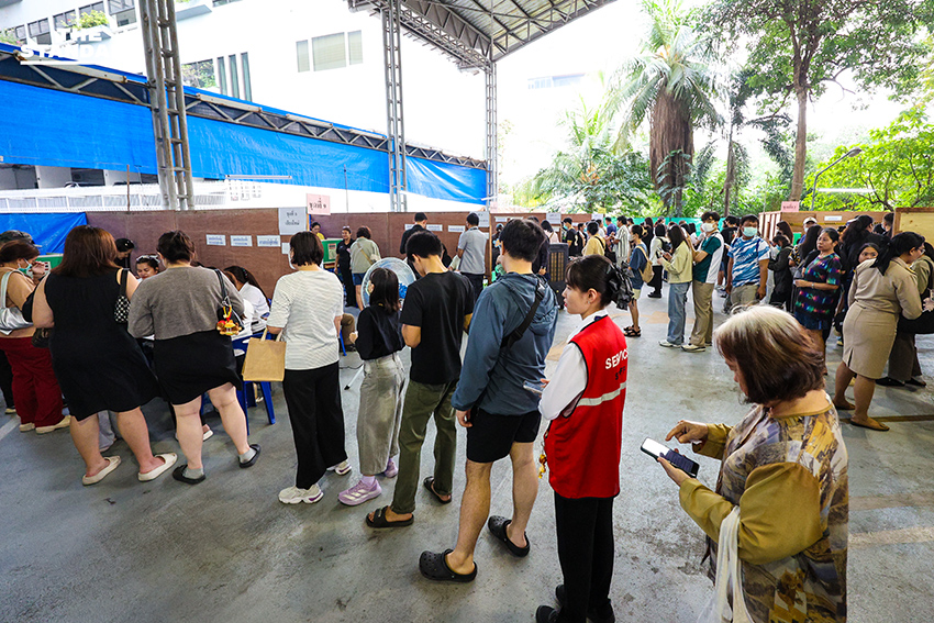 ประชาชนต่อคิวยาวเพื่อใช้สิทธิเลือกตั้งล่วงหน้าบริเวณสำนักงานเขตราชเทวี 10