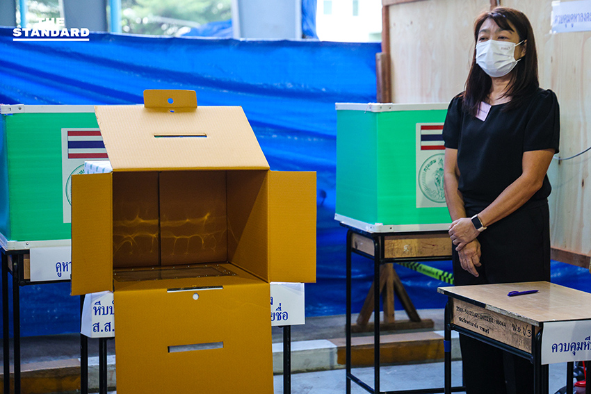 ประชาชนต่อคิวยาวเพื่อใช้สิทธิเลือกตั้งล่วงหน้าบริเวณสำนักงานเขตราชเทวี 12