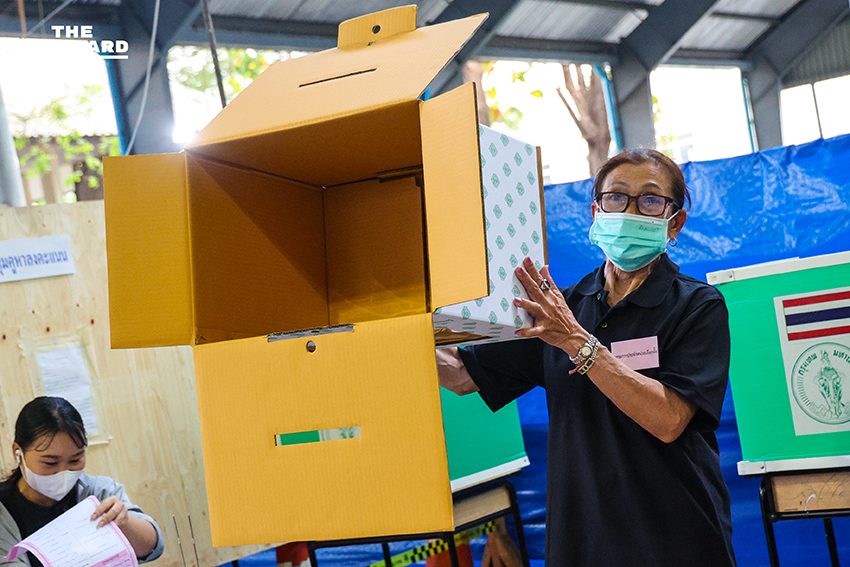 ประชาชนต่อคิวยาวเพื่อใช้สิทธิเลือกตั้งล่วงหน้าบริเวณสำนักงานเขตราชเทวี 2