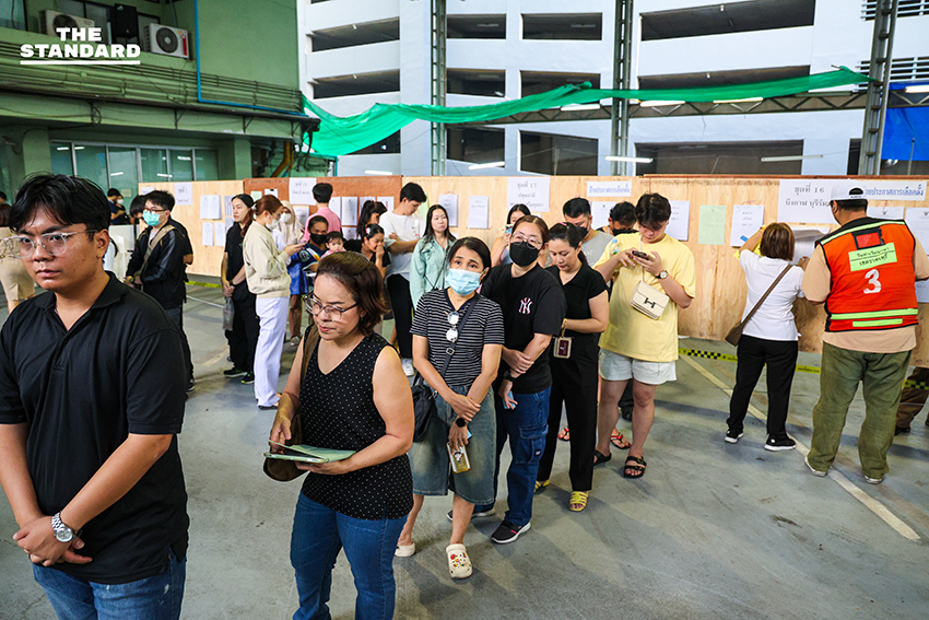 ประชาชนต่อคิวยาวเพื่อใช้สิทธิเลือกตั้งล่วงหน้าบริเวณสำนักงานเขตราชเทวี 3