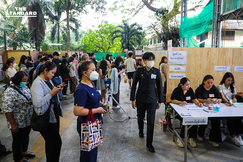 ประชาชนต่อคิวยาวเพื่อใช้สิทธิเลือกตั้งล่วงหน้าบริเวณสำนักงานเขตราชเทวี 4