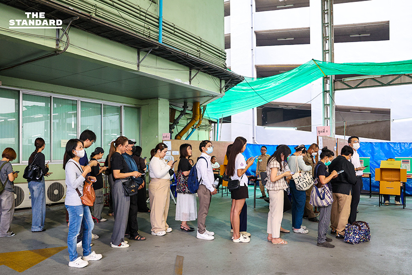 ประชาชนต่อคิวยาวเพื่อใช้สิทธิเลือกตั้งล่วงหน้าบริเวณสำนักงานเขตราชเทวี 5