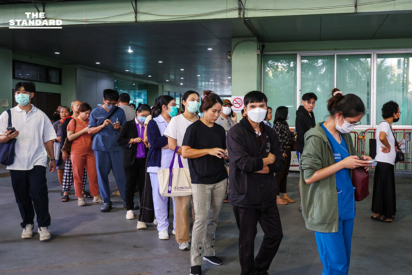 ประชาชนต่อคิวยาวเพื่อใช้สิทธิเลือกตั้งล่วงหน้าบริเวณสำนักงานเขตราชเทวี 8