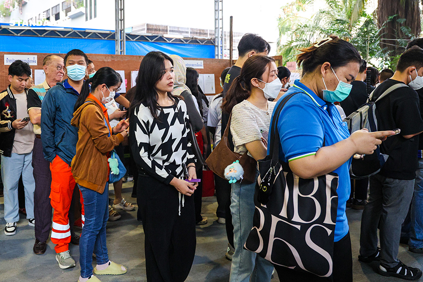 ประชาชนต่อคิวยาวเพื่อใช้สิทธิเลือกตั้งล่วงหน้าบริเวณสำนักงานเขตราชเทวี 9