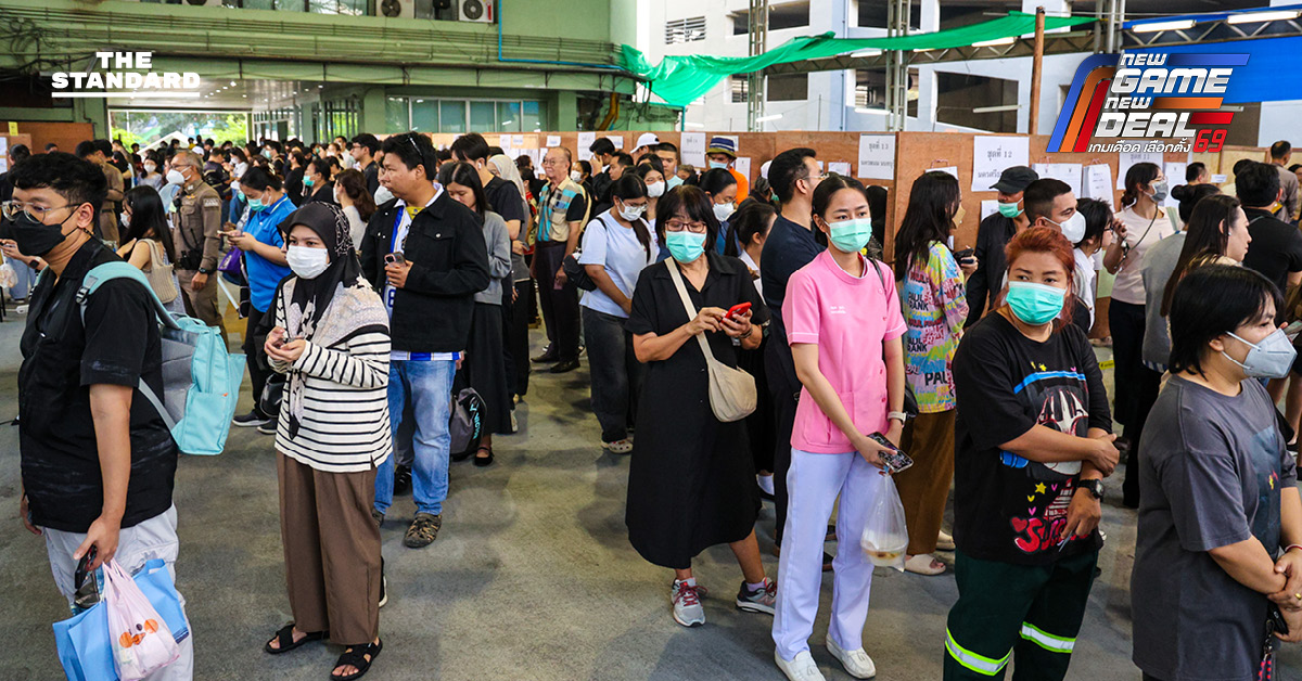 ประชาชนต่อคิวยาวเพื่อใช้สิทธิเลือกตั้งล่วงหน้าบริเวณสำนักงานเขตราชเทวี