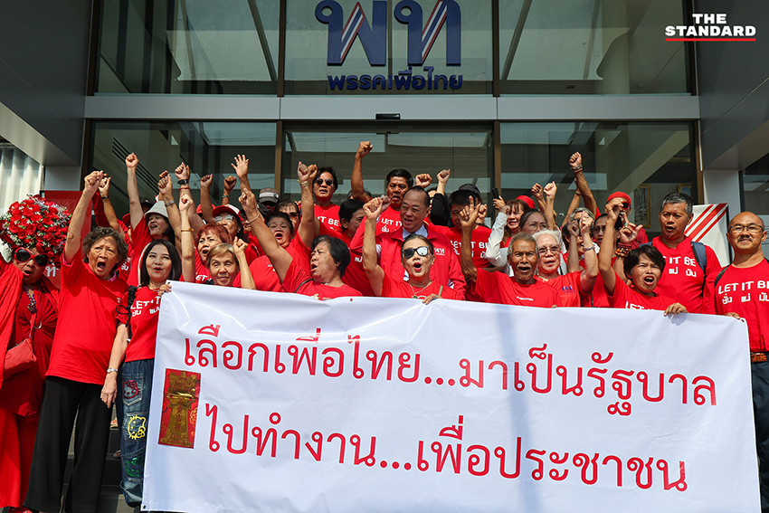 กลุ่มคนเสื้อแดงชุมนุม ให้กำลังใจและยื่นข้อเสนอต่อพรรคเพื่อไทย 1