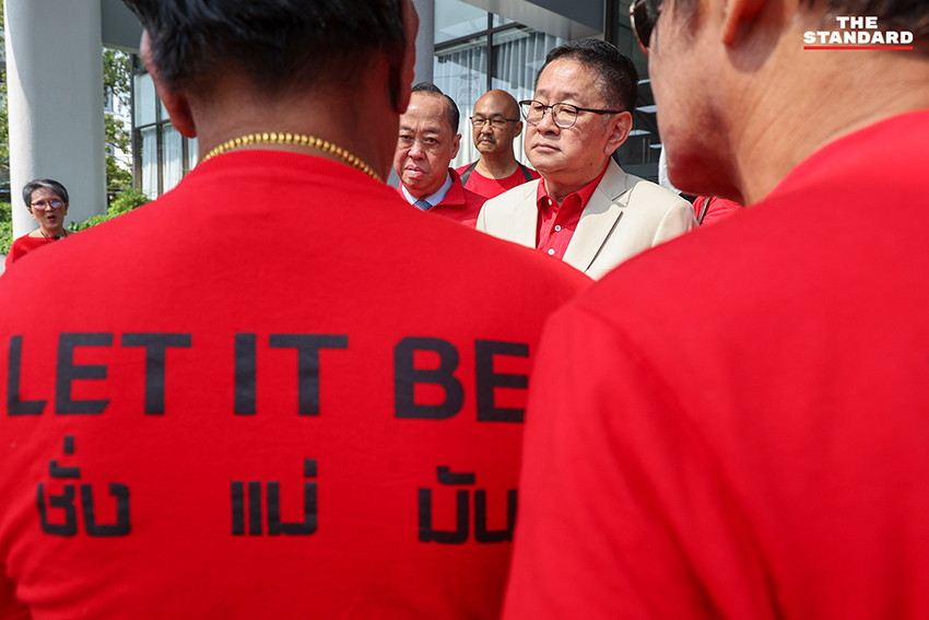 กลุ่มคนเสื้อแดงชุมนุม ให้กำลังใจและยื่นข้อเสนอต่อพรรคเพื่อไทย 2
