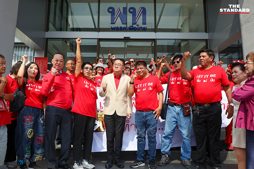 กลุ่มคนเสื้อแดงชุมนุม ให้กำลังใจและยื่นข้อเสนอต่อพรรคเพื่อไทย 3