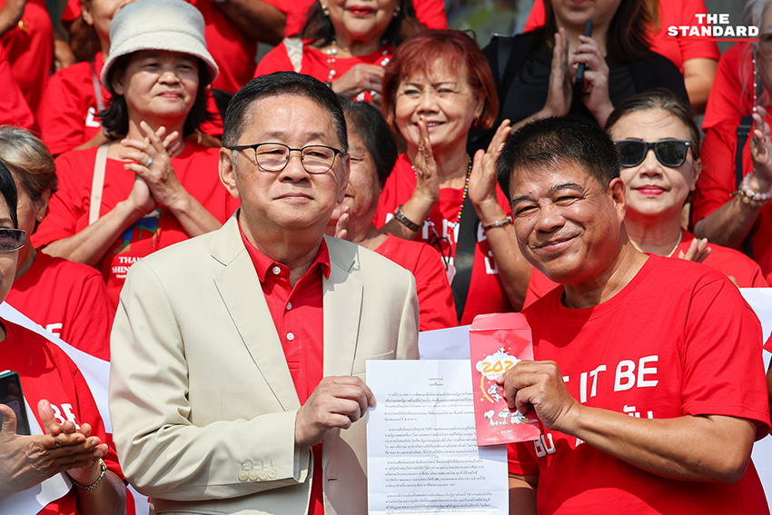 กลุ่มคนเสื้อแดงชุมนุม ให้กำลังใจและยื่นข้อเสนอต่อพรรคเพื่อไทย 5