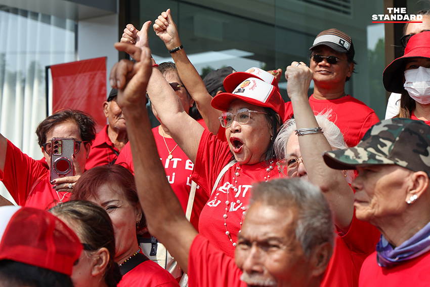 กลุ่มคนเสื้อแดงชุมนุม ให้กำลังใจและยื่นข้อเสนอต่อพรรคเพื่อไทย 6