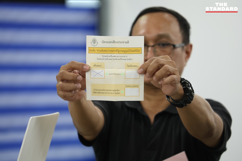 ภาพบรรยากาศการนับคะแนนออกเสียงประชามติ หลังปิดหีบ ณ หน่วยเลือกตั้งเขตบางกะปิ โดยมีประชาชนและสื่อมวลชนร่วมสังเกตการณ์ 1