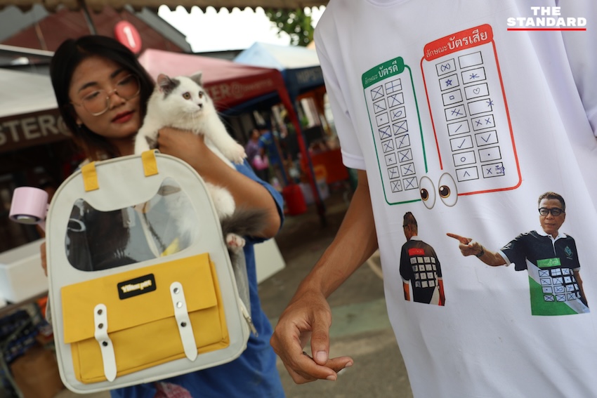 ภาพบรรยากาศการนับคะแนนออกเสียงประชามติ หลังปิดหีบ ณ หน่วยเลือกตั้งเขตบางกะปิ โดยมีประชาชนและสื่อมวลชนร่วมสังเกตการณ์ 2